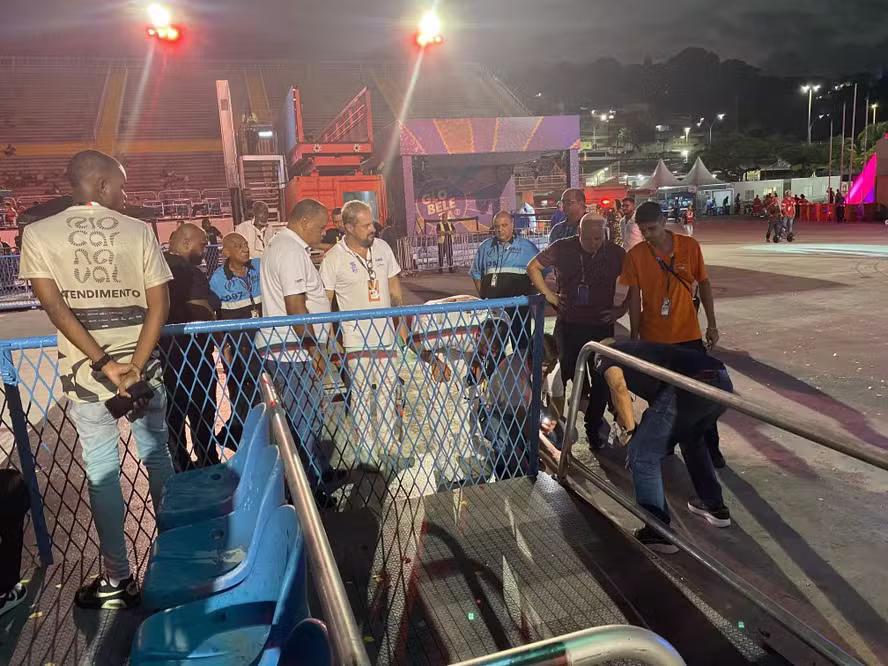 113888802-carnaval-serie-ouro-segunda-noite-ja-na-madrugada-de-15-02-2026-ultimo-carro-alegorico-d-1- Acidente com carro alegórico marca madrugada na Sapucaí durante desfile da Série Ouro