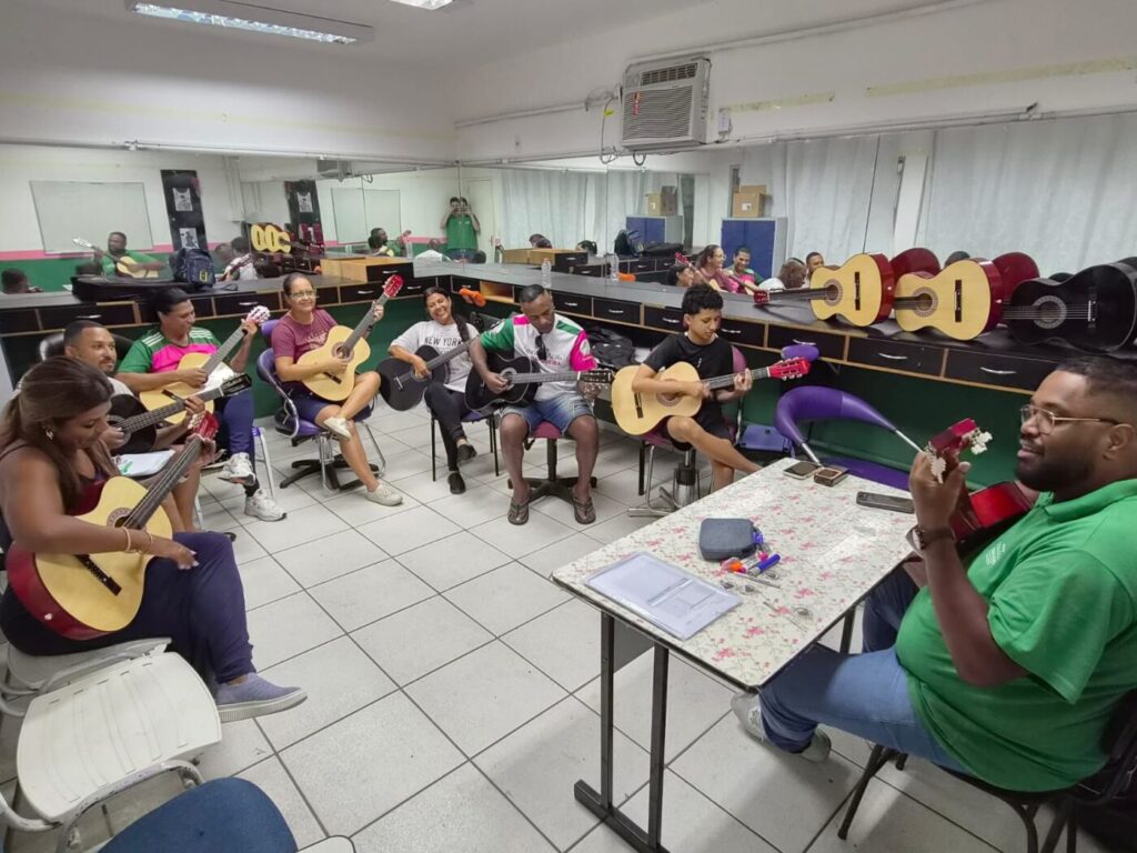 WhatsApp-Image-2026-05-27-at-14.52.14-1-1024x768 Oficinas Carnavalescas gratuitas na Estação Primeira de Mangueira encerram ciclo com mais de mil jovens beneficiados