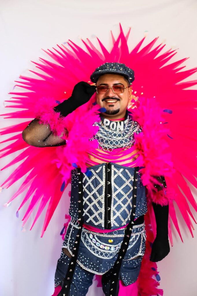 1000296305-682x1024 Rodrigo Para-Assu celebra 9 anos de Unidos da Ponte e renova como muso para o Carnaval 2027