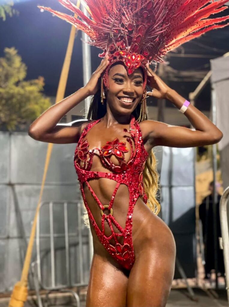 WhatsApp-Image-2026-06-21-at-19.17.13-764x1024 Luana Guedes tem 21 anos, moradora de Mesquita. Hoje e Passista Show do Salgueiro!