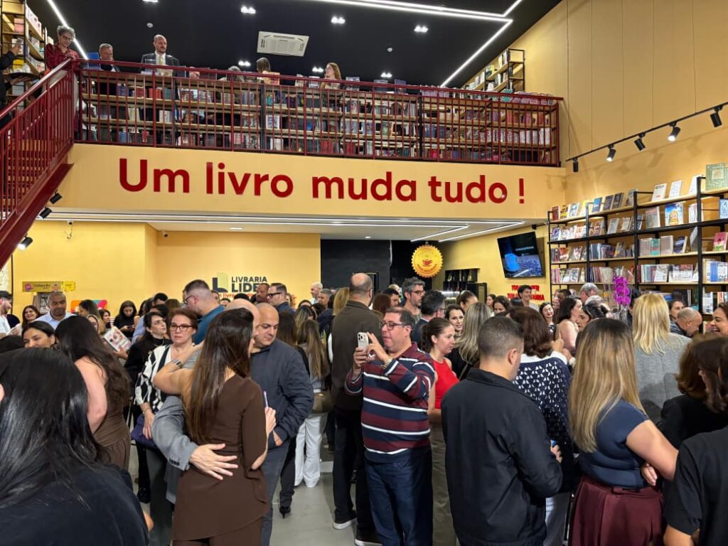 WhatsApp-Image-2026-07-24-at-06.54.10-1-1024x768 Público recorde consagra lançamento da Editora Leader com "Mulheres no Turismo" e confirma a força da literatura impressaEm noite de casa cheia, Livraria Líder reúne cerca de 400 pessoas para celebrar a liderança feminina no turismo brasileiro