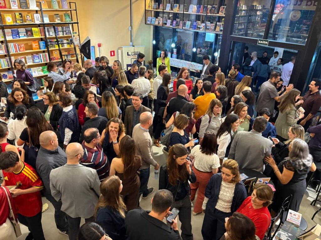 WhatsApp-Image-2026-07-24-at-06.54.10-1024x768 Público recorde consagra lançamento da Editora Leader com "Mulheres no Turismo" e confirma a força da literatura impressaEm noite de casa cheia, Livraria Líder reúne cerca de 400 pessoas para celebrar a liderança feminina no turismo brasileiro