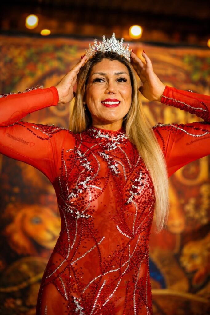 1000392570-683x1024 Claudia Rodrigues é a nova Rainha de Bateria da Alegria do Vilar para o Carnaval 2027