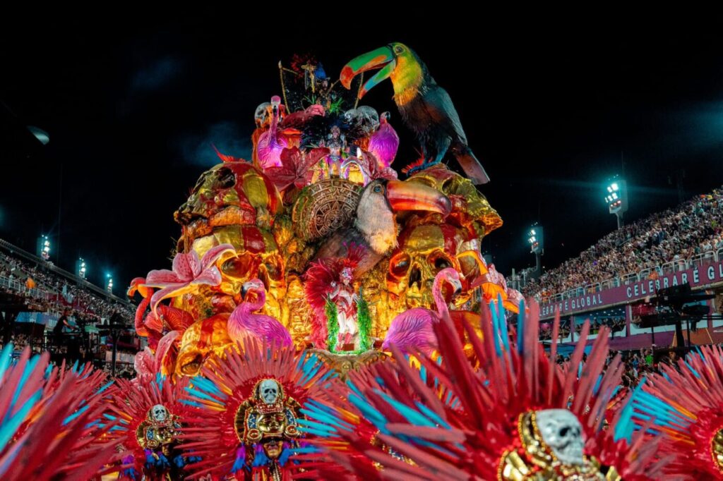 WhatsApp-Image-2026-08-10-at-10.50.13-1024x682 Rio Carnaval 2027: venda geral de ingressos acontece hoje, às 19hArquibancadas especiais (Setores 2 ao 11, exceto o 9) e cadeiras individuais (Setor 12) serão disponibilizadas ao público; preço começa em R$125 (meia)