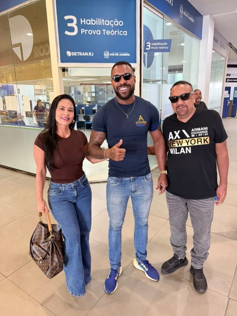 WhatsApp-Image-2026-08-10-at-18.55.05.jpe-g-768x1024 Da autoescola à transformação social: conheça a história de Alan dos Santos, o instrutor de trânsito que muda vidas dentro e fora da Cidade de Deus