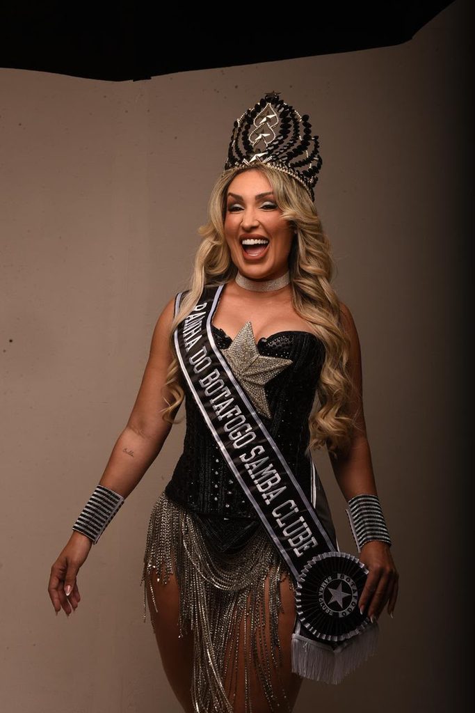 1000428004-683x1024 Rayara Amaral será coroada Rainha do Botafogo Samba Clube em lançamento do samba-enredo no Engenhão